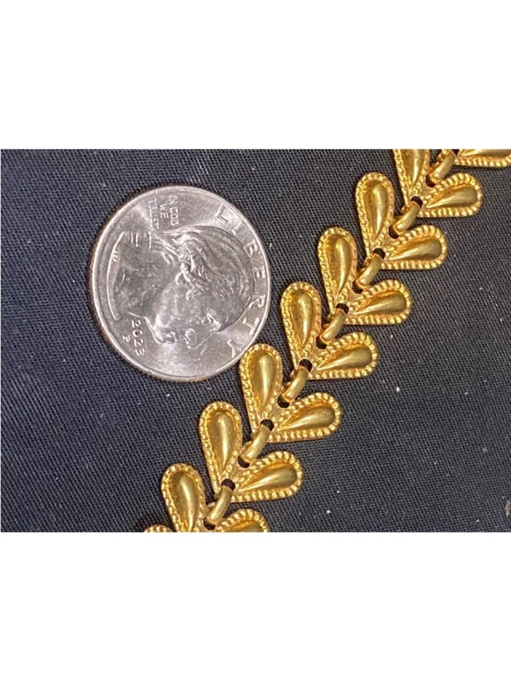 V8 VINTAGE Avon Gold Leaf Motif Bracelet